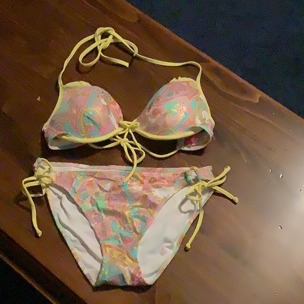 Gorgeous Victorias Secret Bikini … never worn… top 32D… bottom Medium